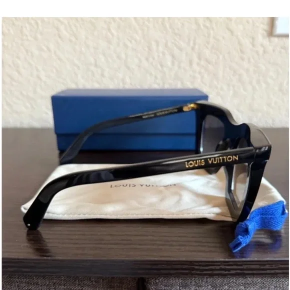 Louis Vuitton Elegant Black Sunglasses display picture 1